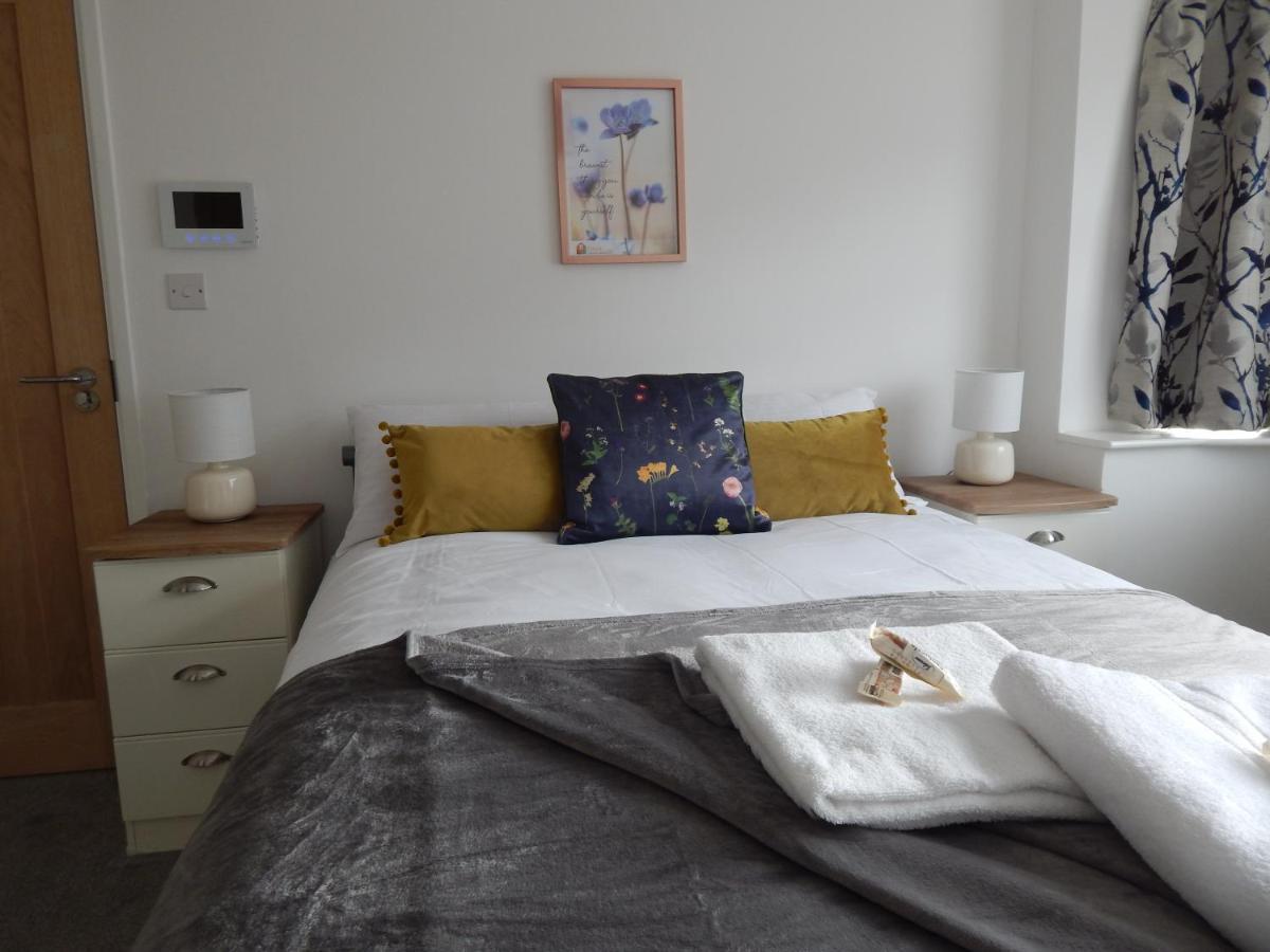 Modern, Well Located En-Suite Rooms With Parking - Orbitat Accommodations CBG Eksteriør bilde