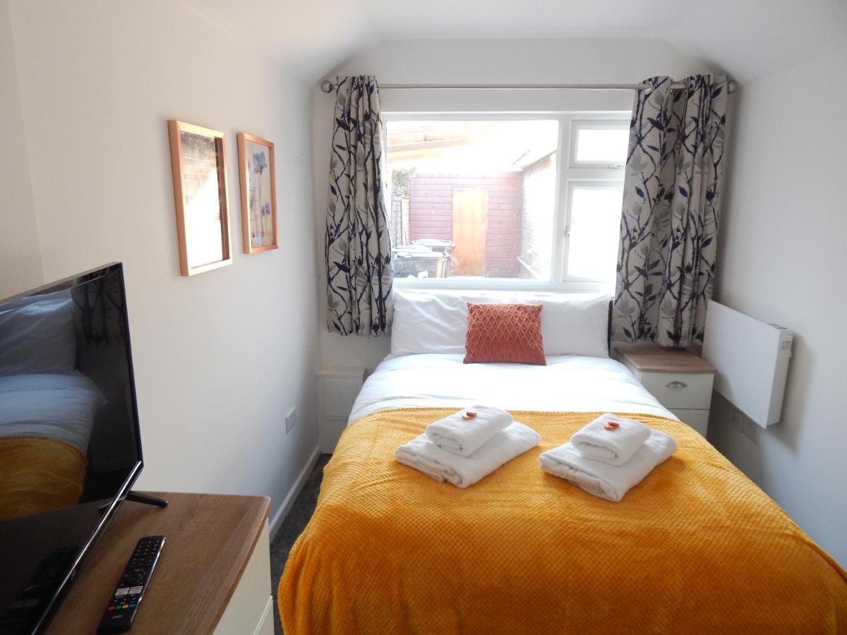 Modern, Well Located En-Suite Rooms With Parking - Orbitat Accommodations CBG Eksteriør bilde