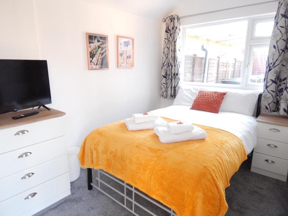 Modern, Well Located En-Suite Rooms With Parking - Orbitat Accommodations CBG Eksteriør bilde