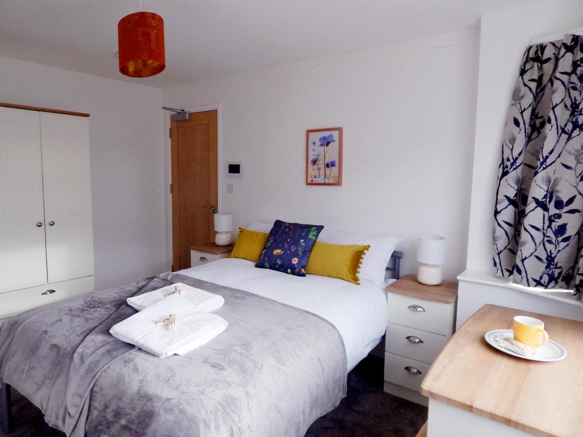 Modern, Well Located En-Suite Rooms With Parking - Orbitat Accommodations CBG Eksteriør bilde